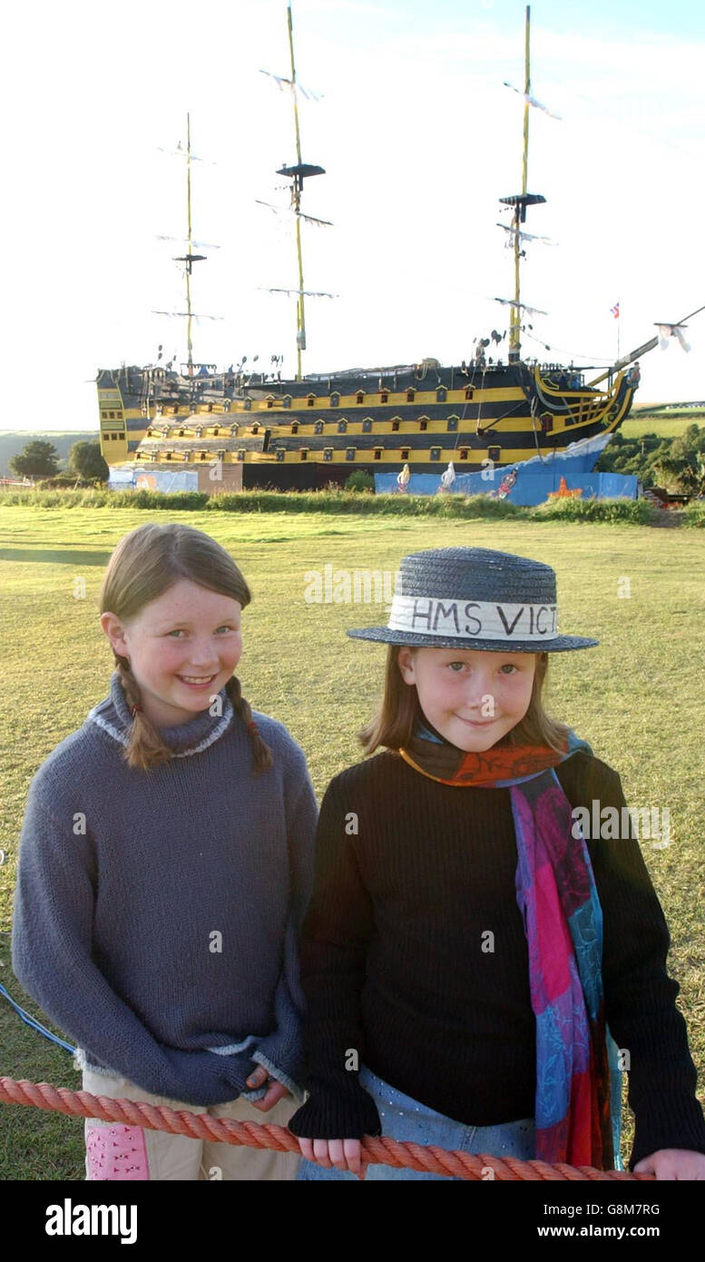 Katie Hill (links), 9, und Schwester Hattie, 11, die beide das Lagerfeuer anzünden werden, das die Nachbildung von Nelsons Flaggschiff HMS Victory in Torrington, North Devon, am Samstag, 27. August 2005 zerstören wird. Das halbgroße Modell des hölzernen Kriegsschiffs wurde von Freiwilligen anlässlich des 200. Jahrestages der Schlacht von Trafalgar gebaut. Aber heute Abend wird eine erwartete Menge von 20,000 Zuschauern zusehen, wie zwei Schülerinnen das 100 Fuß lange Schiff in Brand setzen. Siehe PA Geschichte MEMORIAL Victory. DRÜCKEN SIE VERBANDSFOTO. Das Foto sollte lauten: Barry Batchelor/PA Stockfoto