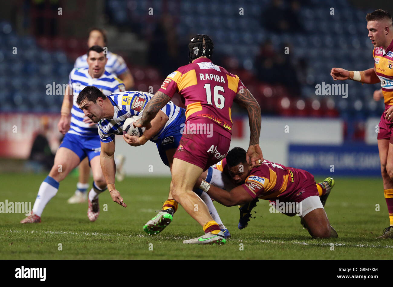 Ben Flower von Wigan Warriors wird von Ukuma Ta'ai von Huddersfield Giants während des ersten Utility Super League-Spiels im John Smith's Stadium in Huddersfield angegangen. DRÜCKEN Sie VERBANDSFOTO. Bilddatum: Freitag, 12. Februar 2016. Siehe PA Story RUGBYL Huddersfield. Bildnachweis sollte lauten: Martin Rickett/PA Wire. EINSCHRÄNKUNGEN: . Keine kommerzielle Nutzung. Keine falsche kommerzielle Verbindung. Keine Videoemulation. Keine Bildbearbeitung. Stockfoto