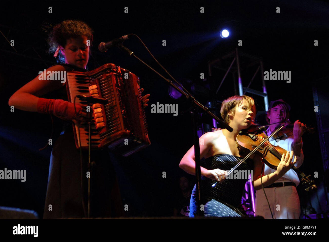 Die kanadische Gruppe Arcade Fire tritt auf der Bühne von NME Radio 1 beim Reading Festival auf, Samstag, 27. August 2005. DRÜCKEN SIE VERBANDSFOTO. Der Bildnachweis sollte lauten: Yui Mok/PA Stockfoto