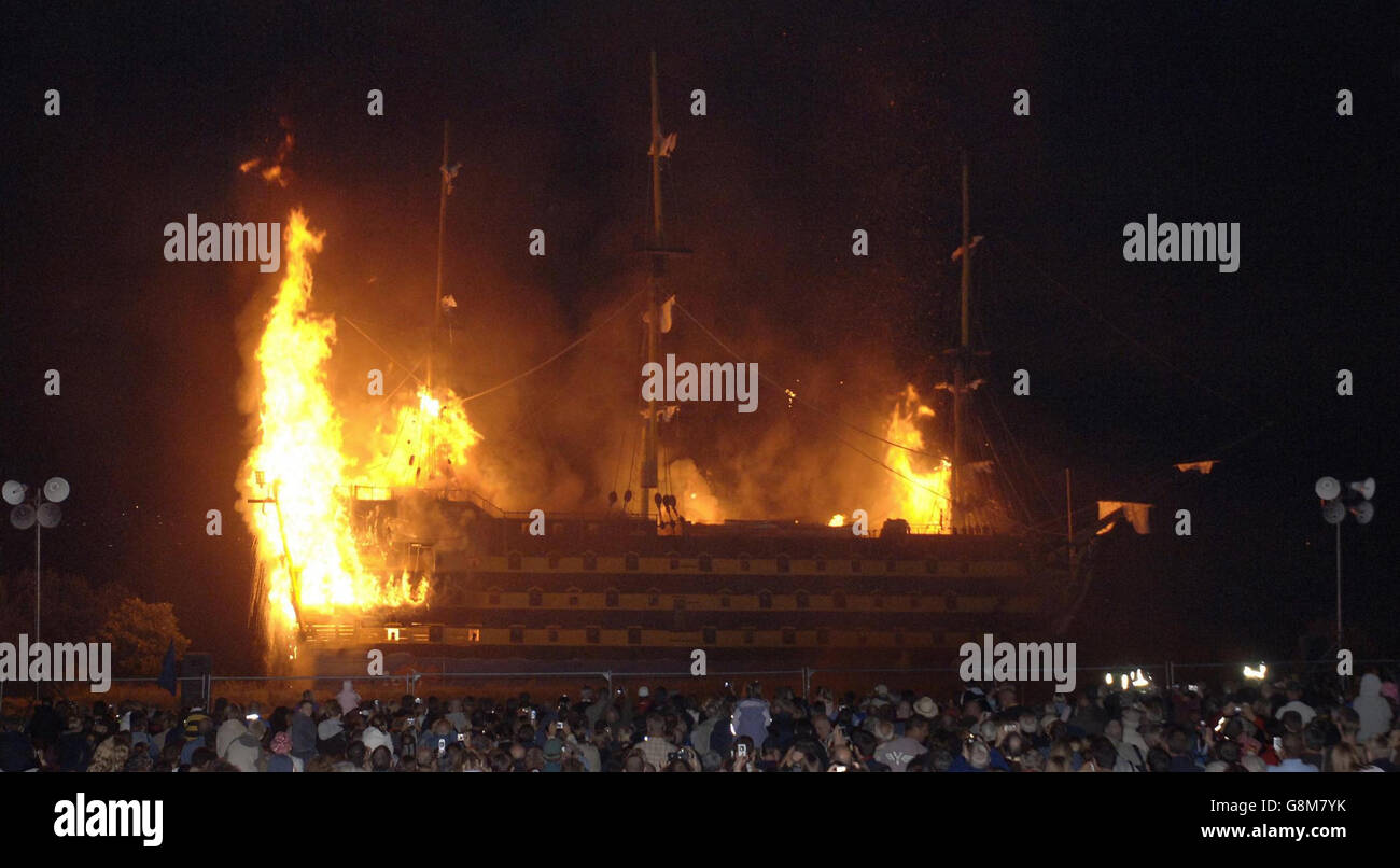 Die Nachbildung von Nelsons Flaggschiff HMS Victory brennt am Samstag, den 27. August 2005 in Torrington, North Devon. Das halbgroße Modell des hölzernen Kriegsschiffs wurde von Freiwilligen anlässlich des 200. Jahrestages der Schlacht von Trafalgar gebaut. Aber heute Abend wird von einer erwarteten Menge von 20,000 Zuschauern beobachtet, wie zwei Schülerinnen das 100 Fuß lange Schiff in Brand setzen. Siehe PA Geschichte MEMORIAL Victory. DRÜCKEN SIE VERBANDSFOTO. Das Foto sollte lauten: Barry Batchelor/PA Stockfoto
