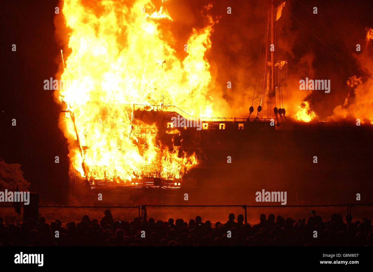 Die Nachbildung von Nelsons Flaggschiff HMS Victory brennt am Samstag, den 27. August 2005 in Torrington, North Devon. Das halbgroße Modell des hölzernen Kriegsschiffs wurde von Freiwilligen anlässlich des 200. Jahrestages der Schlacht von Trafalgar gebaut. Aber heute Abend sah eine erwartete Menge von 20,000 Zuschauern zu, wie zwei Schülerinnen das 100 Fuß lange Schiff in Brand setzte. Siehe PA Geschichte MEMORIAL Victory. DRÜCKEN SIE VERBANDSFOTO. Das Foto sollte lauten: Barry Batchelor/PA Stockfoto
