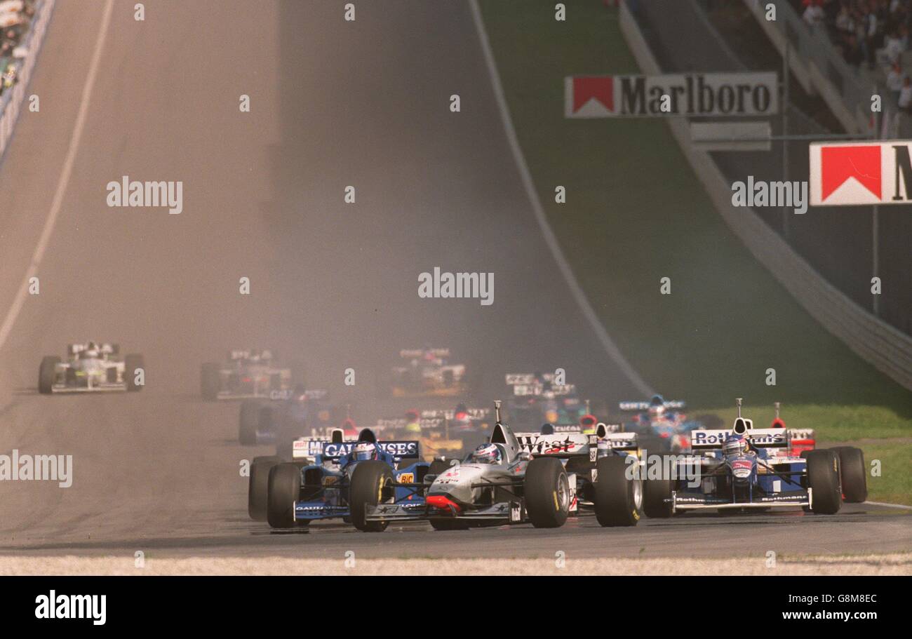 Formel 1 Motorsport - Großer Preis Von Österreich. Mika Häkkinen (vorne) führt beim Start des Großen Preises von Österreich an Stockfoto