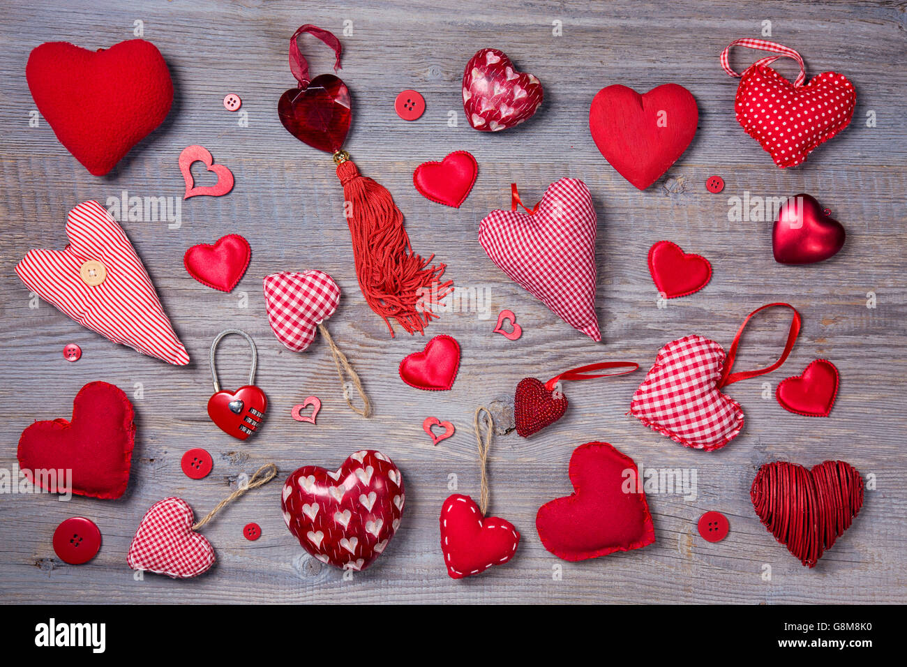 Rote Herzen auf einem hölzernen Hintergrund Stockfoto