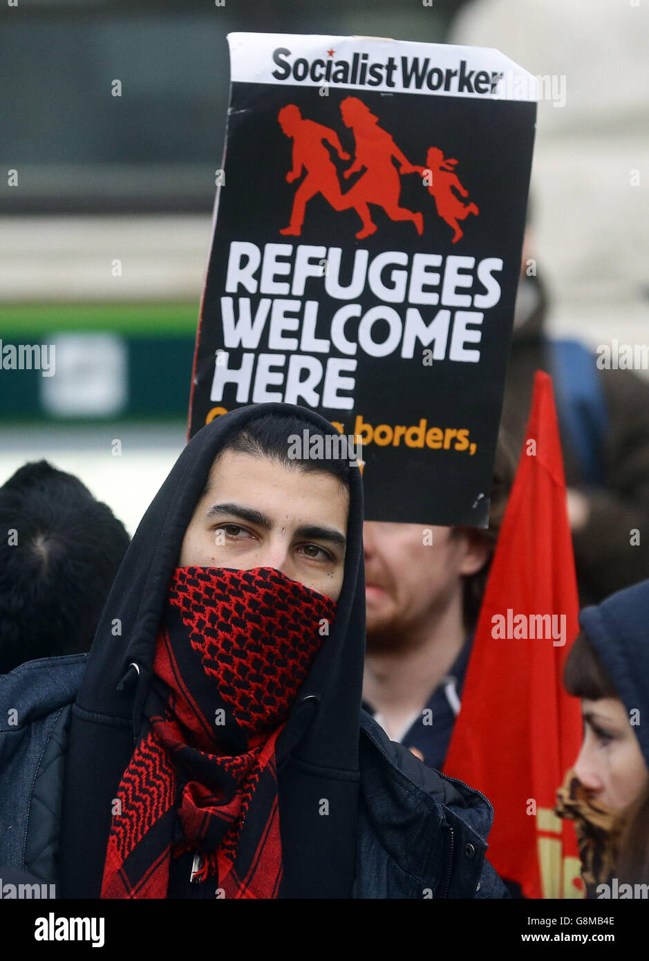 Antifaschistische Demonstranten nehmen an einer Gegendemonstration Teil, während rechtsextreme Gruppen gegen Einwanderung in Dover, Kent, protestieren. Stockfoto
