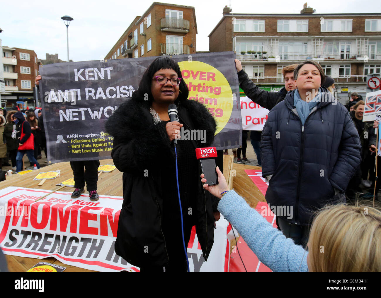 Diane Abbott MP hält eine Rede während einer Gegendemonstration, als rechtsextreme Gruppen gegen Einwanderung in Dover, Kent, protestieren. Stockfoto