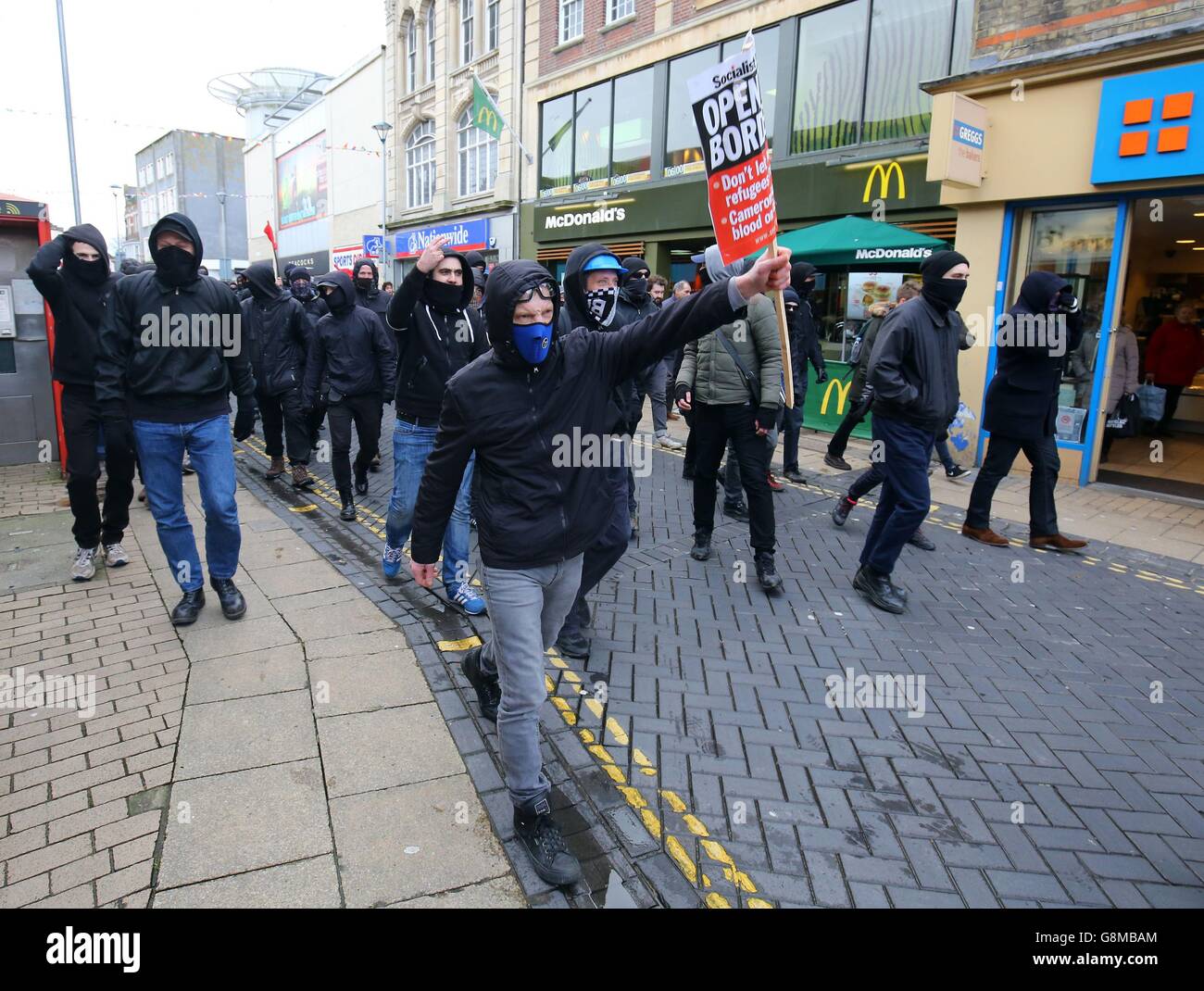 Antifaschistische Demonstranten durchbrechen Polizeilinien, während sie mit rechten Demonstranten zusammenstoßen, während sich beide Gruppen in Dover, Kent, zu einem Nachmittag der Demonstration über Einwanderung versammeln. Stockfoto