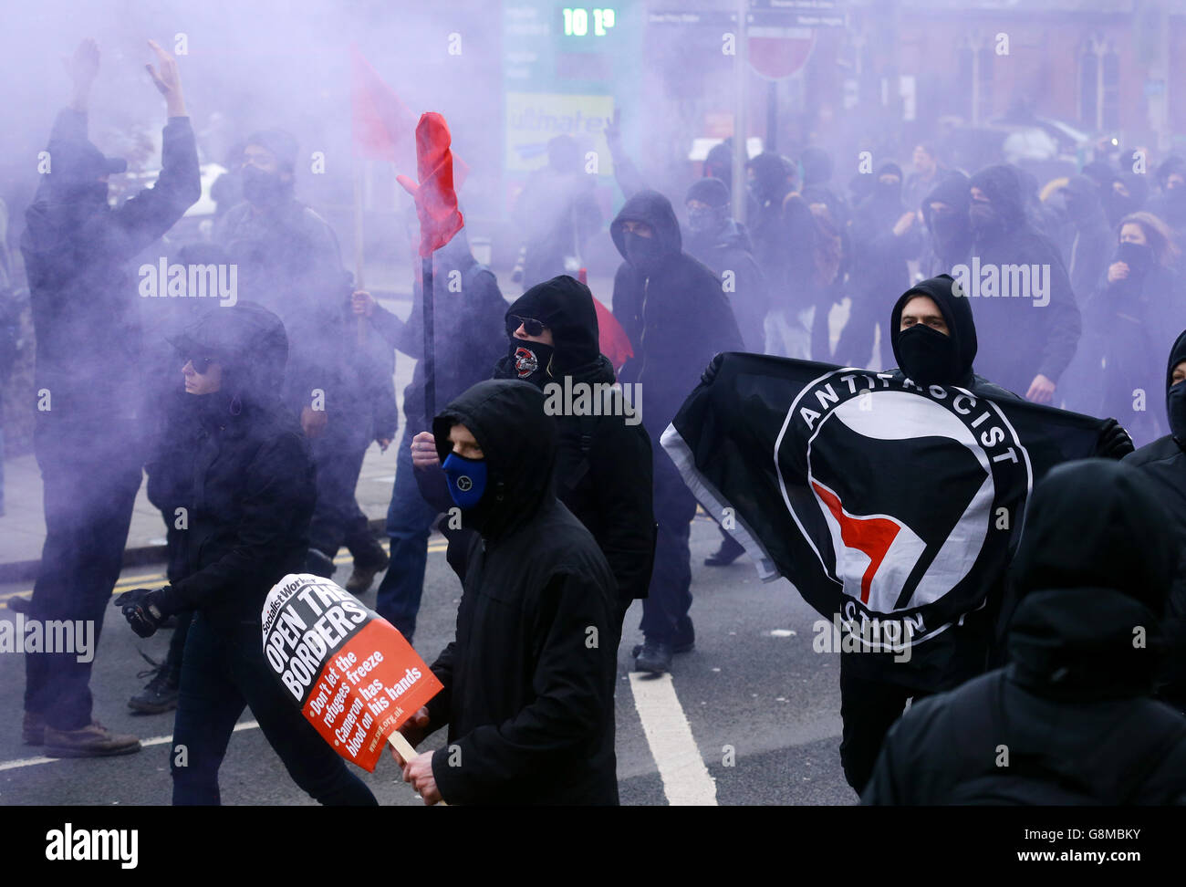 Antifaschistische Demonstranten durchbrechen Polizeilinien, während sie mit rechten Demonstranten zusammenstoßen, während sich beide Gruppen in Dover, Kent, zu einem Nachmittag der Demonstration über Einwanderung versammeln. Stockfoto
