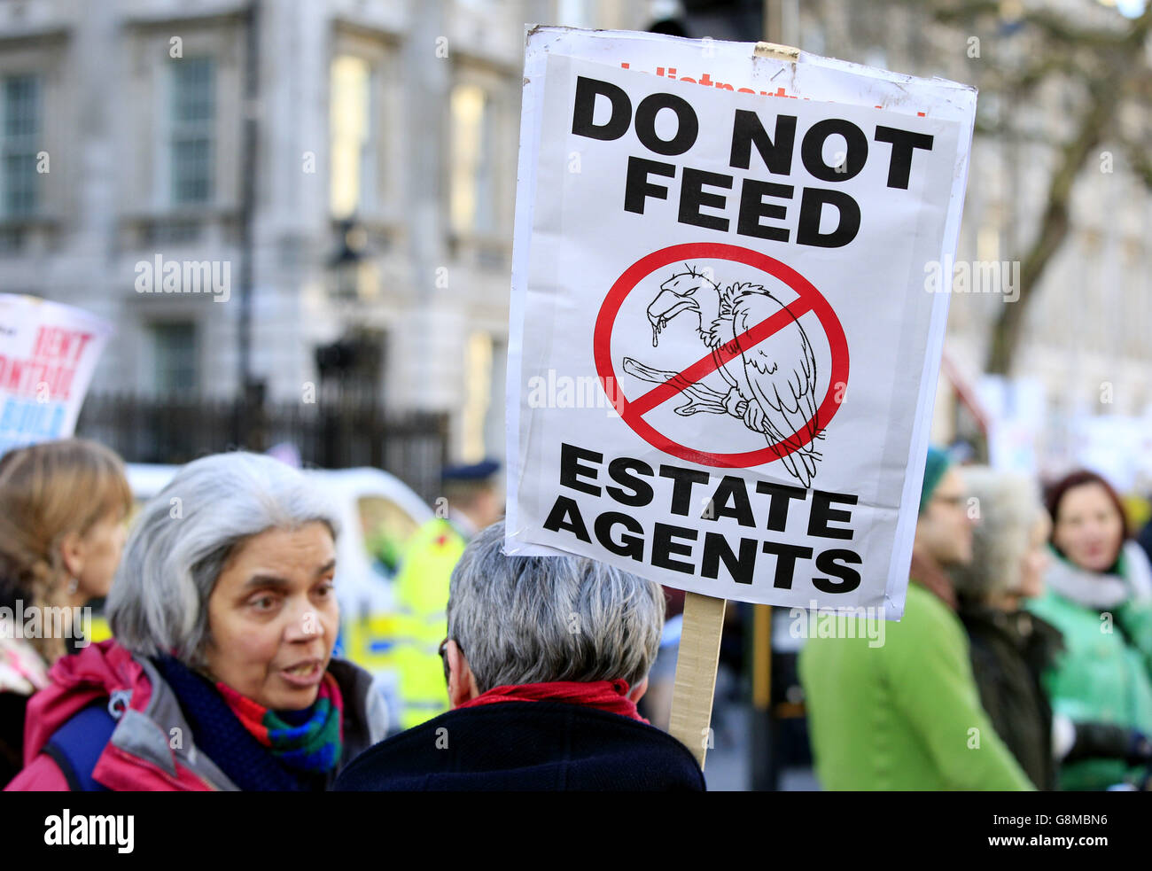 Demonstranten versammeln sich vor den Toren der Downing Street, London, um gegen das Gesetz der Regierung über Wohnungsbau und Planung zu demonstrieren. Stockfoto