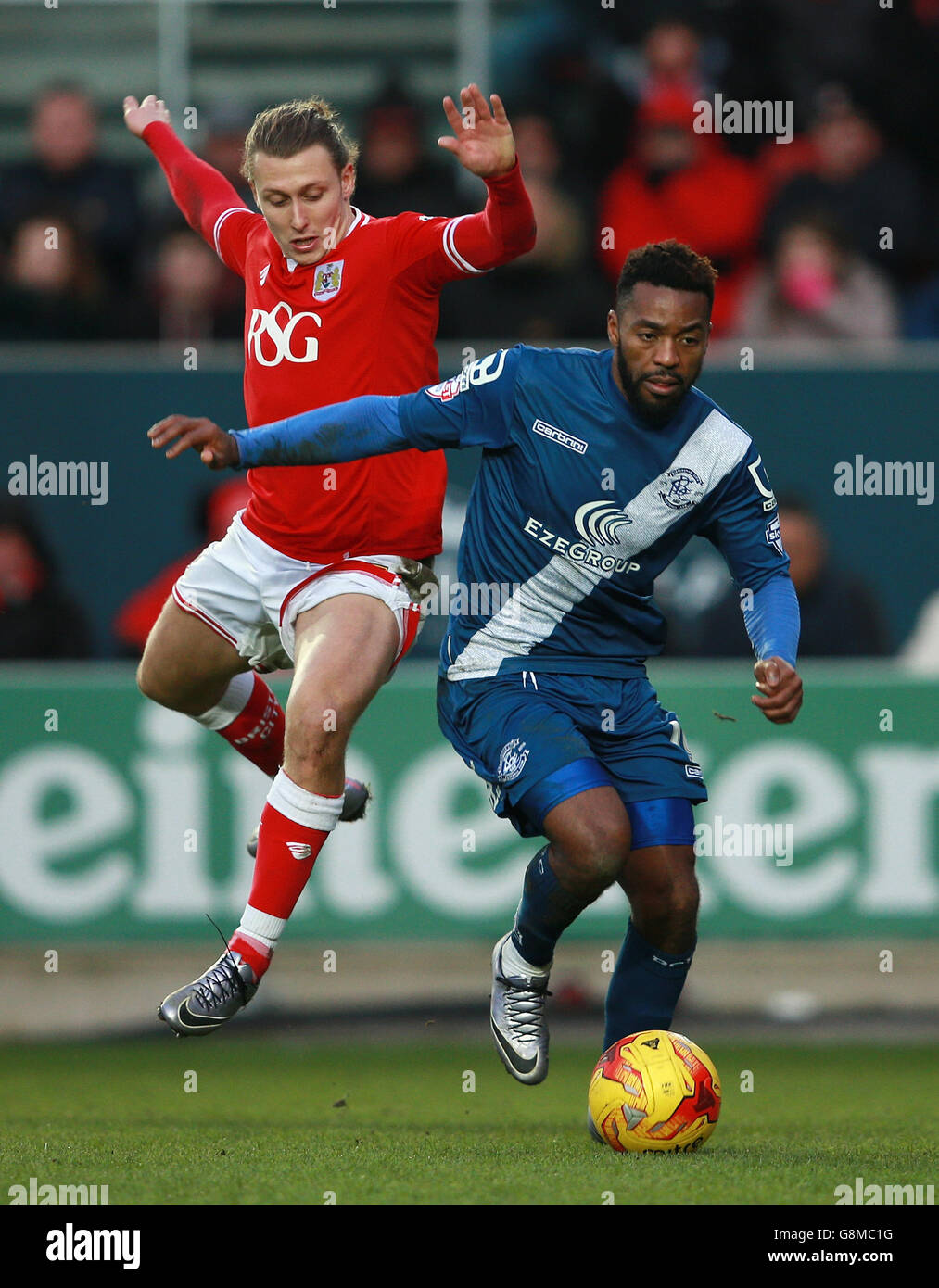 Luke Freeman von Bristol City und Jacques Maghoma von Birmingham City (rechts) Kampf um den Ball Stockfoto