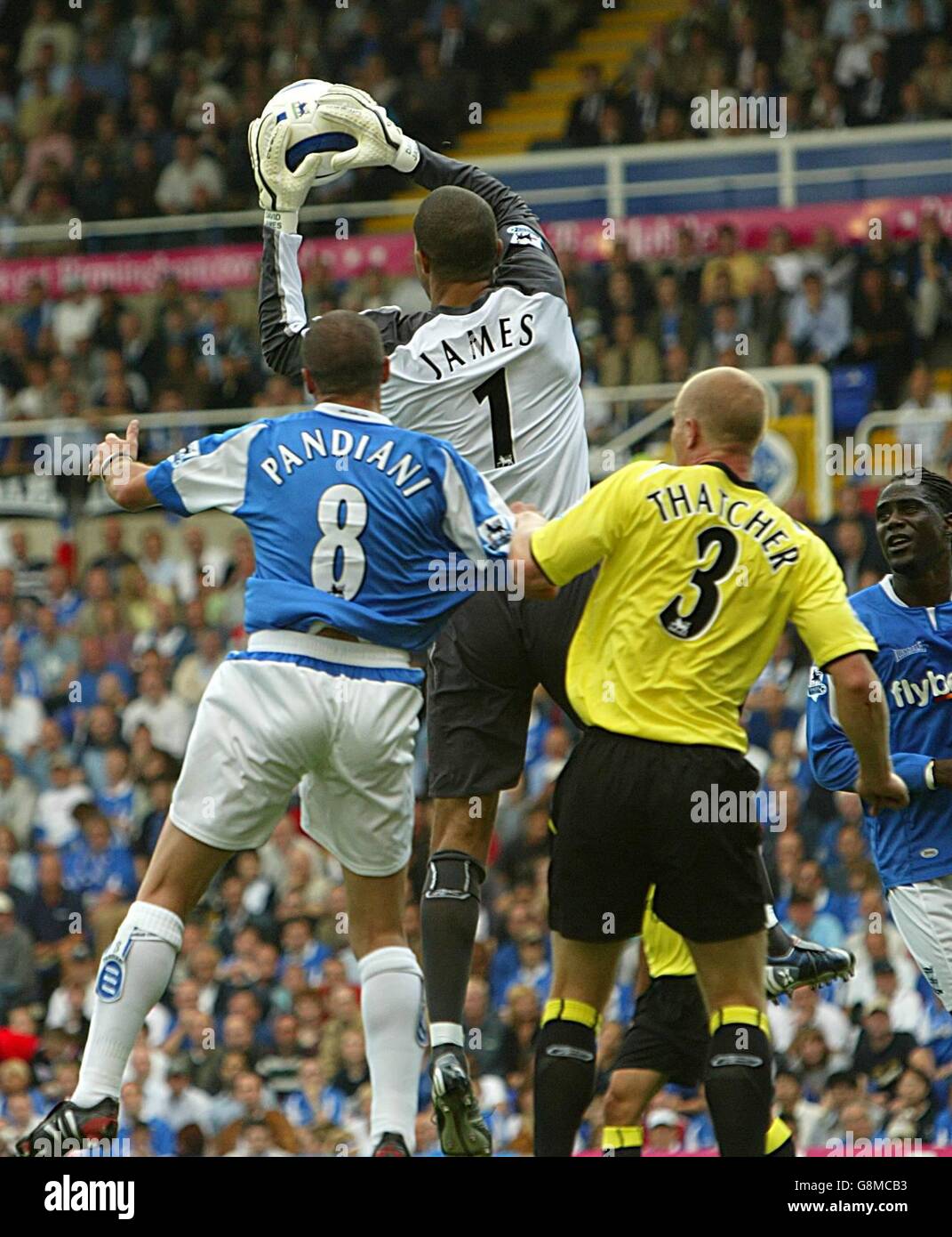 David James von Manchester City trifft unter der Aufmerksamkeit von Walter Pandiani von Birmingham City ein Kreuz. Stockfoto
