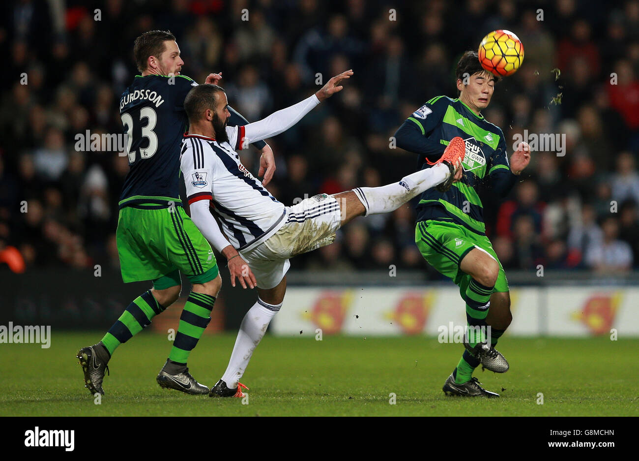 West Bromwich Albions Sandro wird von Gylfi Sigurdsson (links) und Sung-Yueng Ki aus Swansea City während des Barclays Premier League-Spiels in den Hawthorns, West Bromwich, herausgefordert. Stockfoto