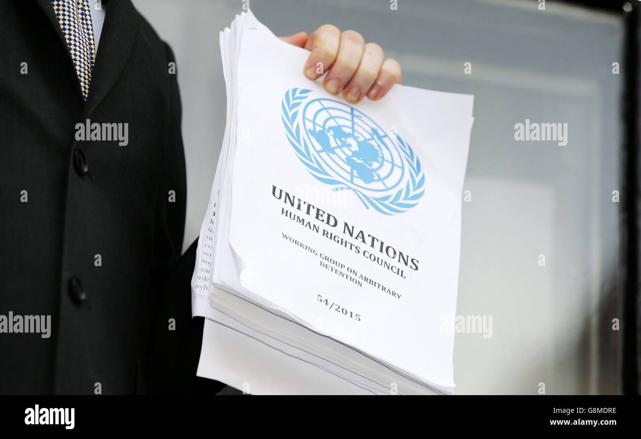WikiLeaks-Gründer Julian Assange hält einen Bericht der Vereinten Nationen (UN), als er vom Balkon der ecuadorianischen Botschaft in London spricht, wo er seit mehr als drei Jahren lebt, nachdem ihm das Land politisches Asyl gewährt hatte. Stockfoto