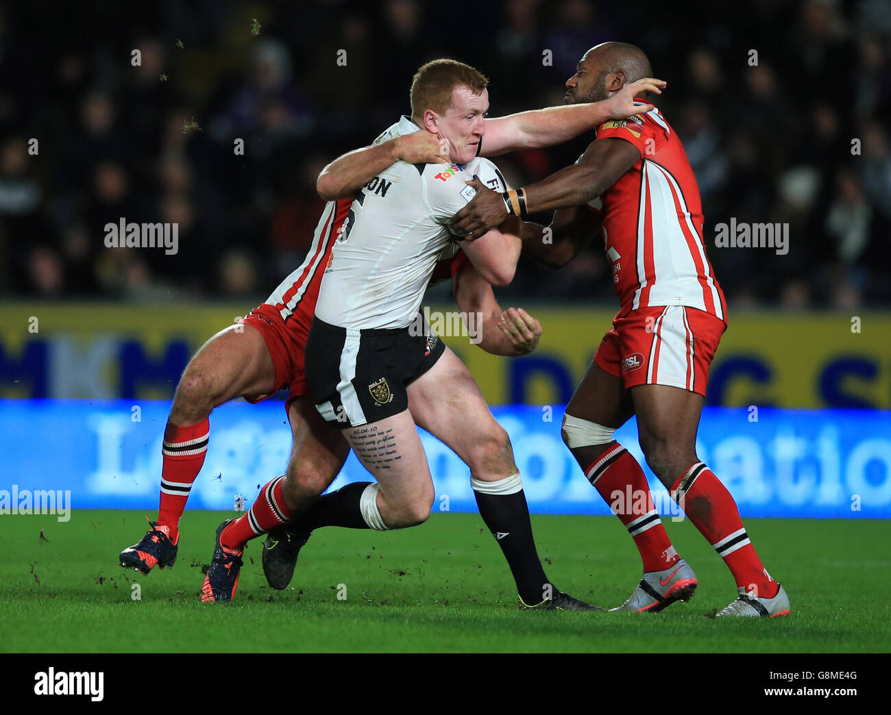 Jordan Thompson von Hull und Robert Lui von Salford Red Devils beim ersten Spiel der Utility Super League im KC Stadium, Hull. Stockfoto