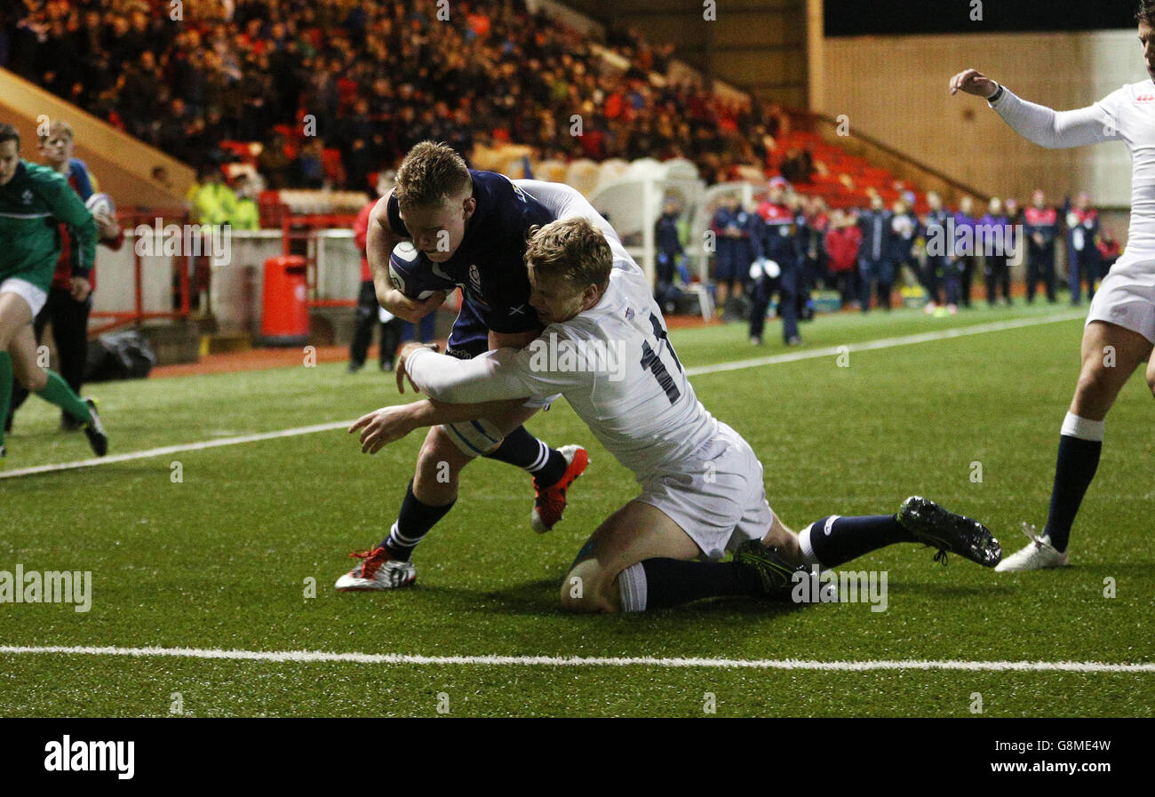 Der schottische Matt Smith erzielt den vierten Versuch beim unter-20 Six Nations Spiel im Broadwood Stadium, Cumbernauld. Stockfoto