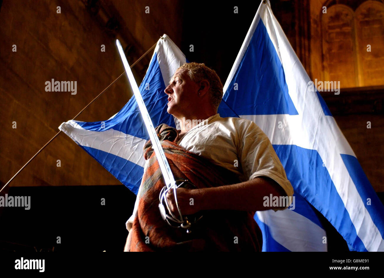 David Ross übernimmt den Mantel von William Wallace. Dem Historiker aus East Kilbride schlossen sich Dutzende anderer Schotten von Westminster bis Smithfields an, den Weg, den der schottische Rebellenführer zu seiner Hinrichtung nahm. Stockfoto