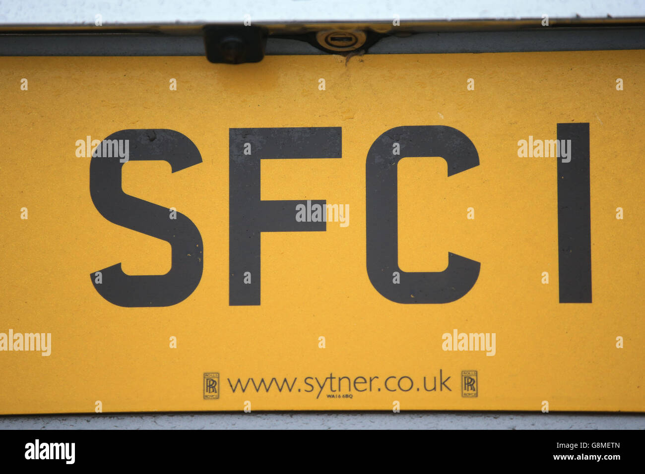 Ein Roll Royce mit einem Kennzeichen, auf dem SFC steht, kommt vor dem Spiel der Barclays Premier League im Britannia Stadium, Stoke-on-Trent, im Britannia Stadium an. Stockfoto