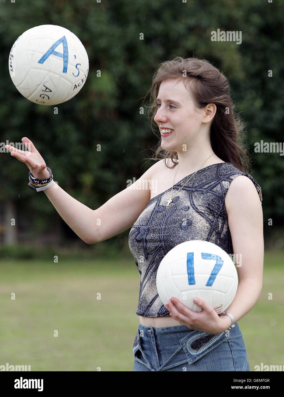 Die begeisterte Fußballerin Rachael Grandey, 16, feiert, nachdem sie in ihren GCSE-Ergebnissen an der Acklam Grange School in Teeside 15 A und 2 A erreicht hat. Der 16-Jährige leitete EIN STUDIUM in englischer Sprache, Medienwissenschaften, Mathematik, Statistik, Biologie, Chemie, Physik, Französisch, Deutsch, Sportunterricht, Religionswissenschaften, Geschichte, Musik und Kunst (zwei MIT einem für einen Berufskurs). Neben dem Studium ist Rachel, die Schulleiterin, an einer Vielzahl von Aktivitäten beteiligt, von der Fußballmannschaft der Schule über das Geigenspiel und Rockgitarre, Peer-Mentoring-Gruppen, Klettern und Kanufahren. Sie ist es Stockfoto