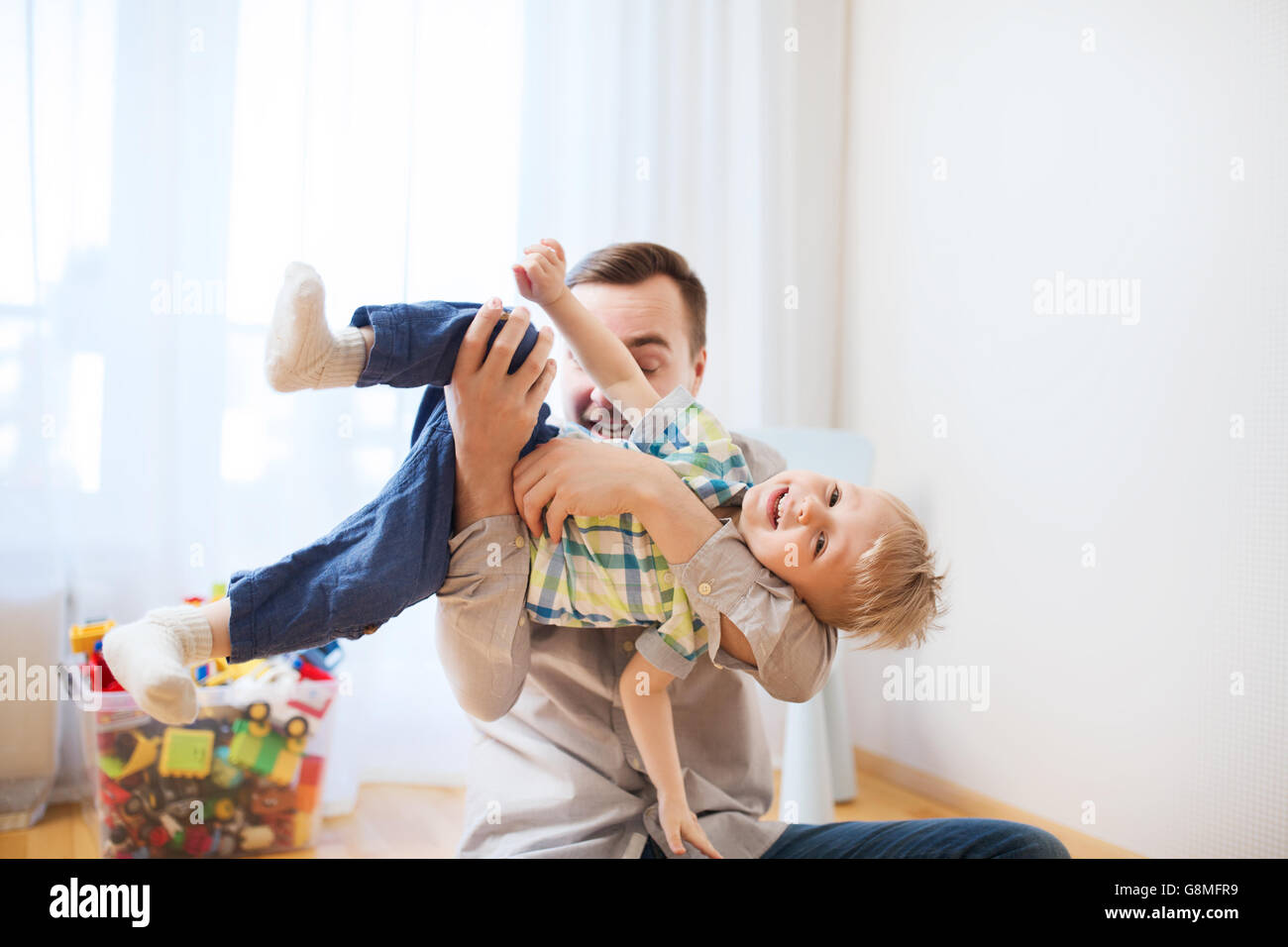 Vater mit Sohn spielen und Spaß zu Hause Stockfoto