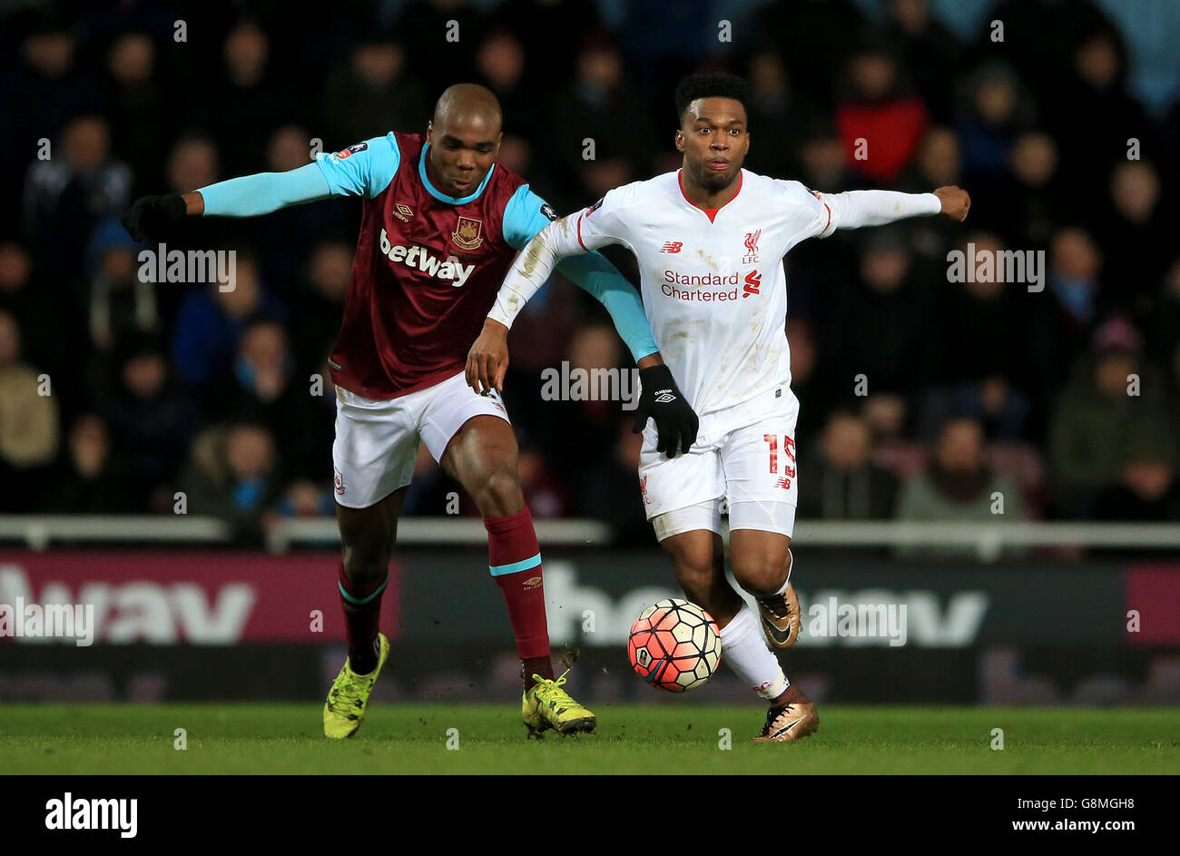 Angelo Ogbonna von West Ham United (links) und Daniel Sturridge von Liverpool kämpfen während des Emirates FA Cup um den Ball, viertes Spiel in Upton Park, London. Stockfoto