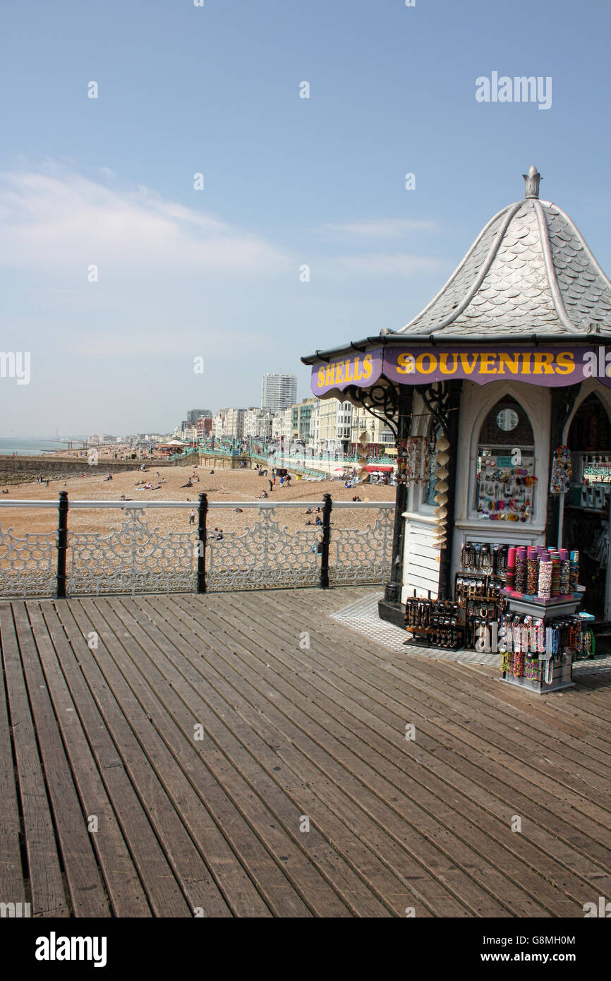 Souvenir-Kiosk am Pier von Brighton Stockfoto