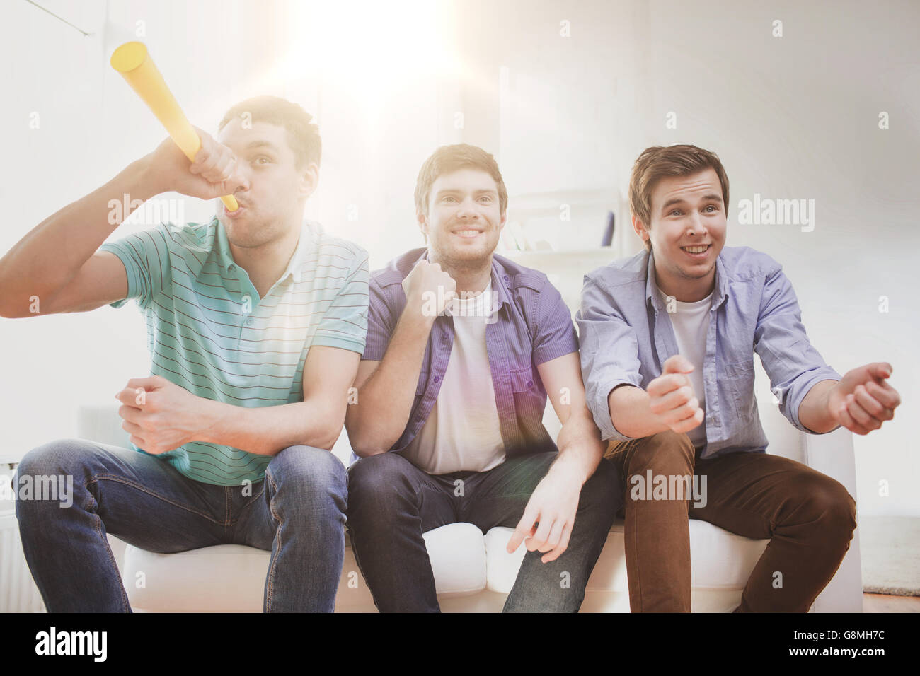 glücklich männlichen Freunde mit vuvuzela Stockfoto