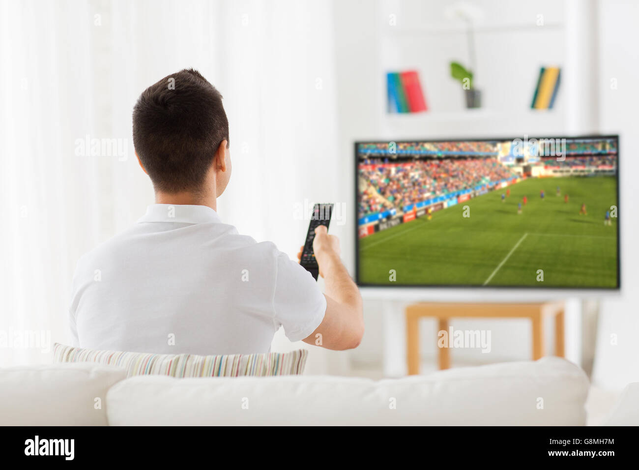 Mann, Fußball gucken oder Fußballspiel im Fernsehen zu Hause  Stockfotografie - Alamy