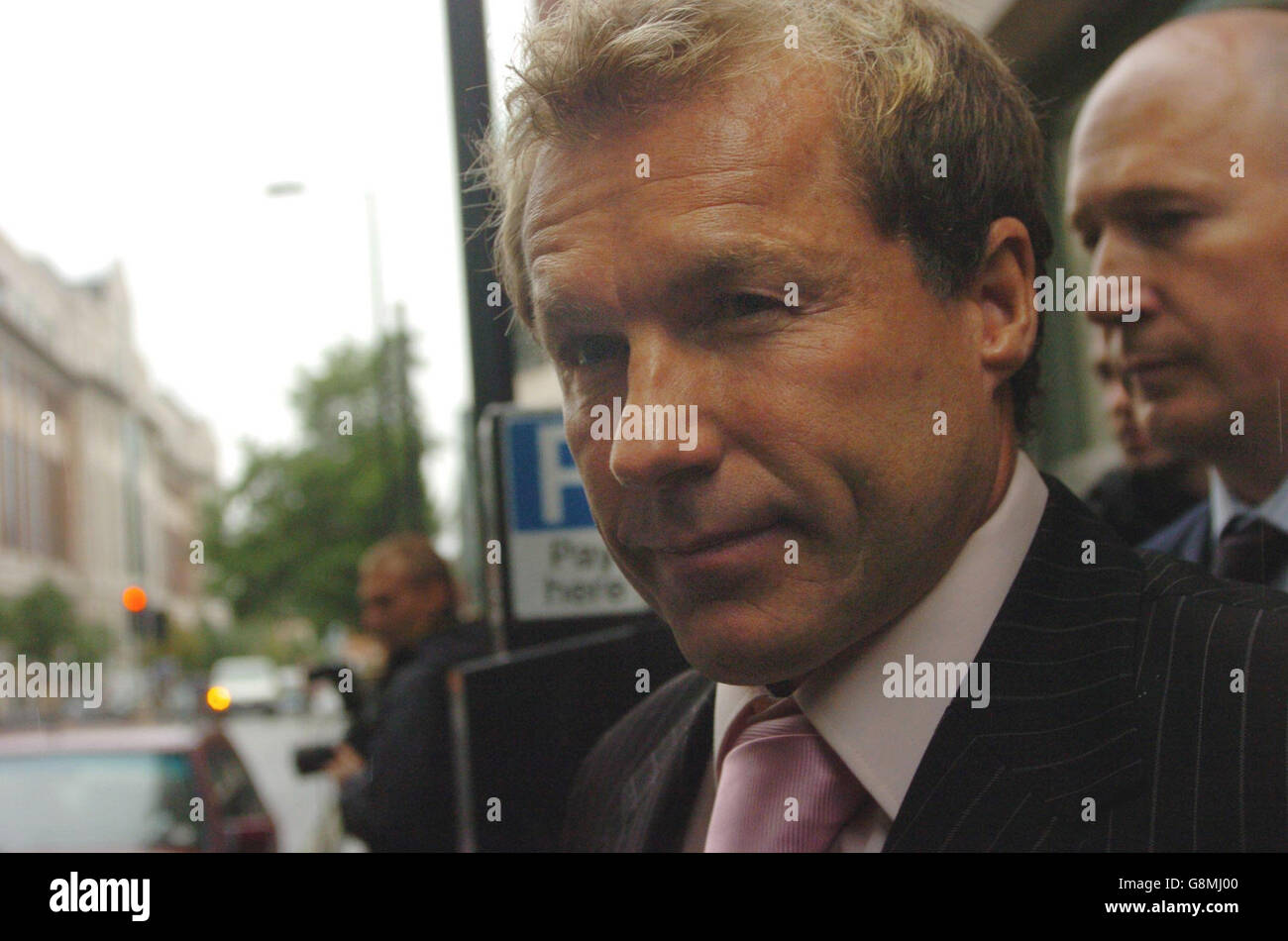 Der ehemalige Coronation Street-Schauspieler Christopher Quentin (Mitte) verlässt das Horseferry Road Magistrate Court im Zentrum von London. Herr Quentin, der vor seinem Ausscheiden aus der Show 1989 die Figur Brian Tilsley spielte, wird beschuldigt, Anfang des Jahres eine Frau in ihren Zwanzigern in einem Londoner Nachtclub vergewaltigt zu haben. Stockfoto