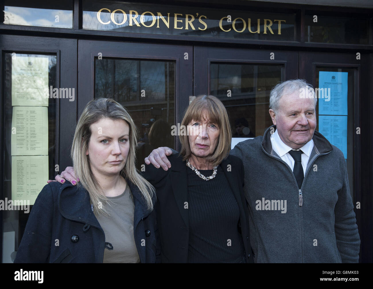 Lisa Days (von links nach rechts) Schwester Katie Edwards, Mutter Doreen Proud und Vater Brian Proud vor dem St. Pancras Coroners Court, London nach der Untersuchung in ihren Tod, starb sie, nachdem sie fast fünf Stunden auf einen Krankenwagen gewartet hatte. Stockfoto