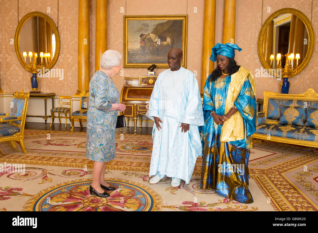 Königin Elizabeth II. Trifft den Botschafter des Senegal Cheikh Ahmadou Dieng und seine Frau, Frau Dieng, während er seine Beglaubigungsschreiben während einer Audienz im Buckingham Palace, London, überreichte. Stockfoto