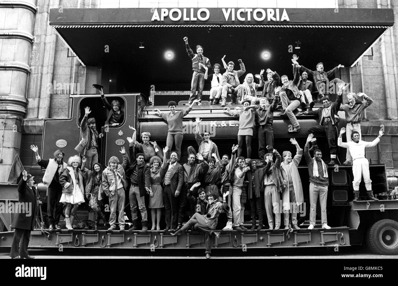 Die Darsteller des Andrew Lloyd Webber-Richard Stilgoe Musicals „Starlight Express“, in dem sie alle Eisenbahnzüge spielen, stehen auf einer der „Requisiten“ des Stücks für die erste Probendurchführung im Apollo Victoria Theatre in London. Im Fahrerhaus sind Andrew Lloyd Webber (r) und Regisseur Trevor Nunn. Stockfoto