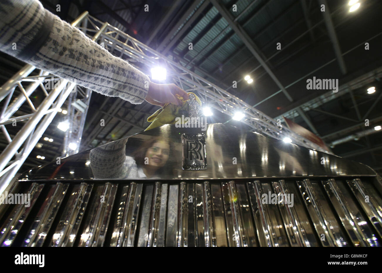 Das Spirit of Ecstasy Flying Lady Hood Ornament eines Rolls Royce Phantom III aus dem Jahr 1939 wird auf der Londoner Classic Car Show in Excel im Osten Londons poliert. Stockfoto