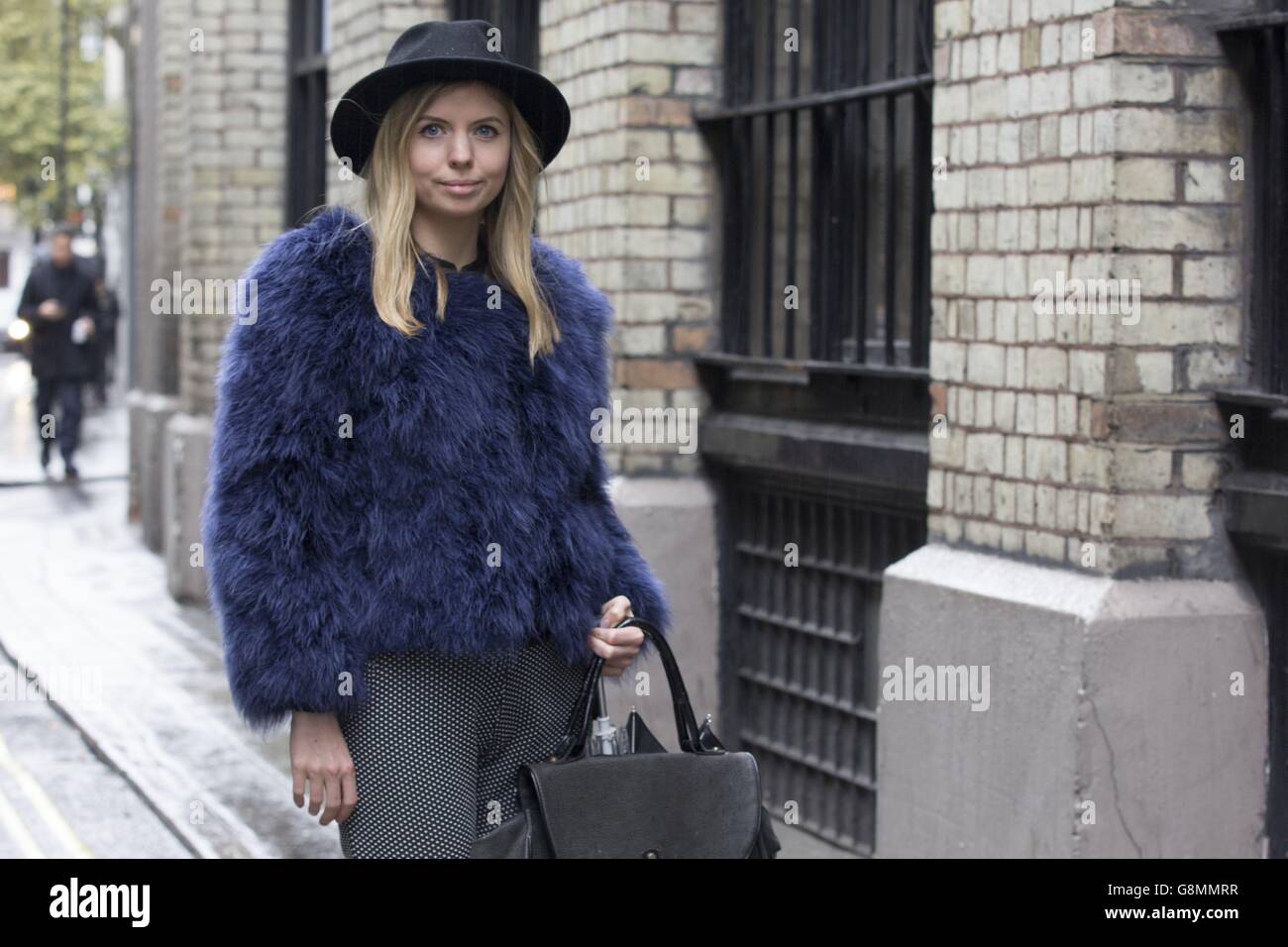 Fashionista kommt zur Holly Fulton Herbst/Winter 2016 London Fashion Week Show in der Brewer Street. Sie trägt den Wolves-Mantel, die Monki-Hose, den Hut vom Portobello-Markt und die Topshop-Tasche. DRÜCKEN SIE VERBANDSFOTO. Bilddatum: Samstag, 20. September 2016. Siehe PA Story CONSUMER Fashion. Der Bildnachweis sollte lauten: Silviu Doroftei/PA Wire Stockfoto