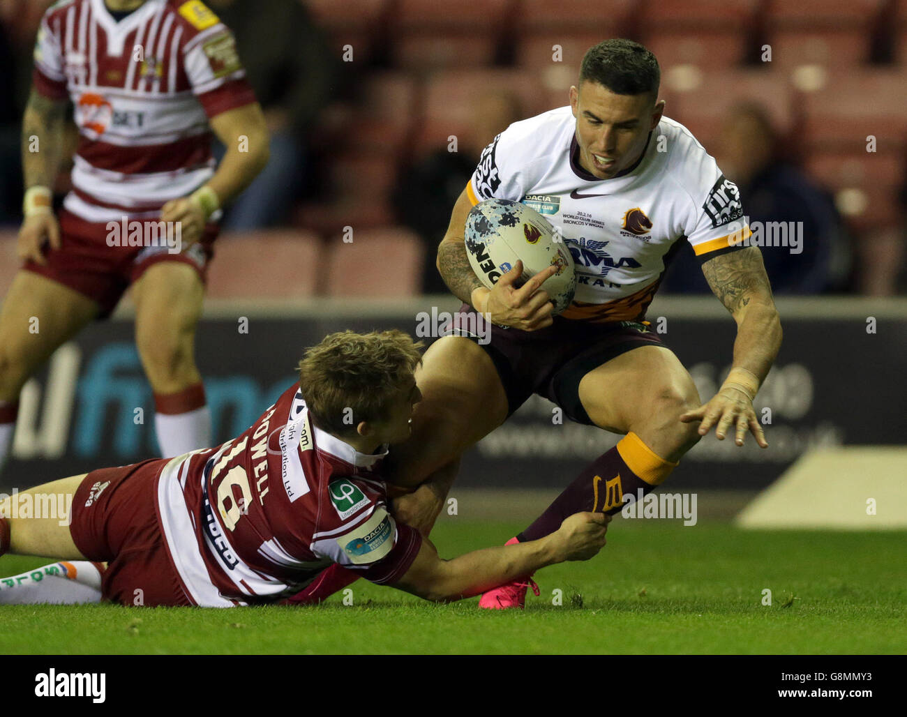 Wigan Warriors / Brisbane Broncos - 2016 World Club Series - DW Stadium. Sam Powell von Wigan Warriors (links) bekämpft Darius Boyd von Brisbane Broncos während des Spiels der World Club Series im DW Stadium in Wigan. Stockfoto