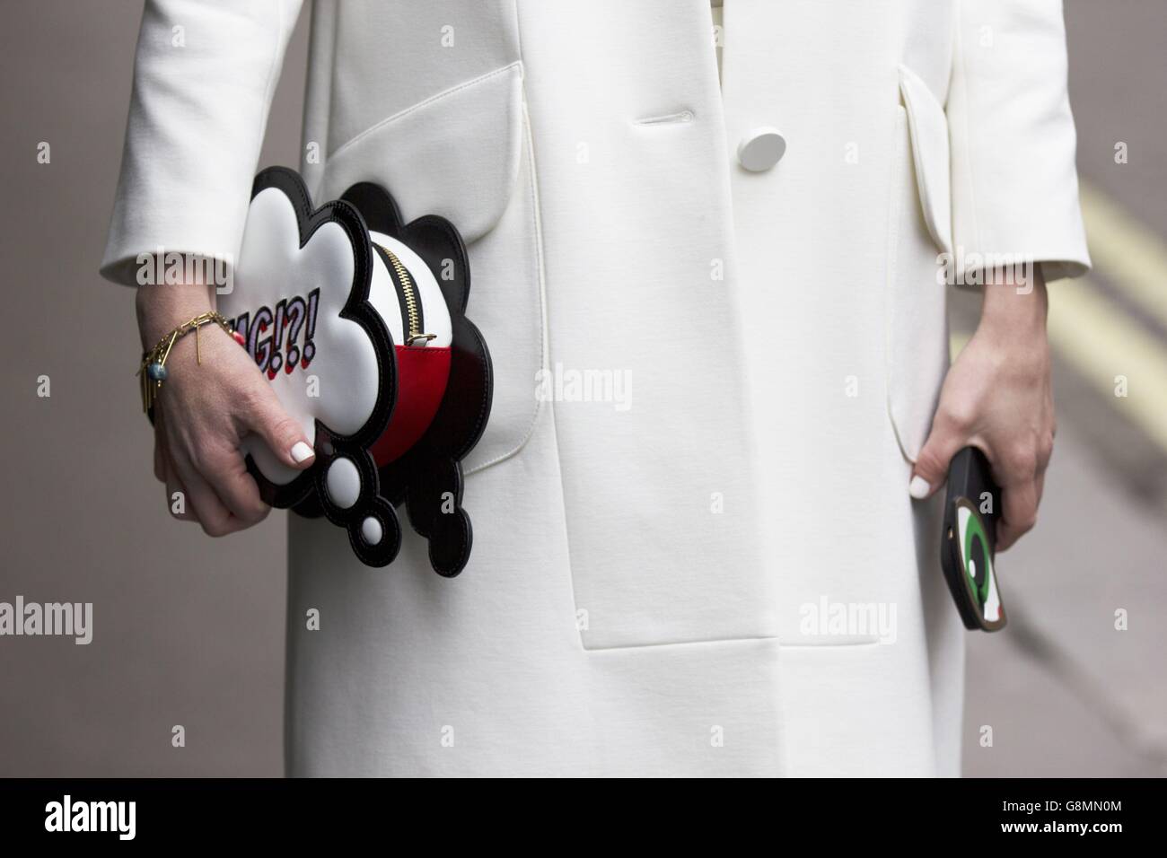 Details einer Fashionista außerhalb der Brewer Street während der Holly Fulton Herbst/Winter 2016 London Fashion Week Show. DRÜCKEN SIE VERBANDSFOTO. Bilddatum: Samstag, 20. September 2016. Siehe PA Story CONSUMER Fashion. Der Bildnachweis sollte lauten: Silviu Doroftei/PA Wire Stockfoto