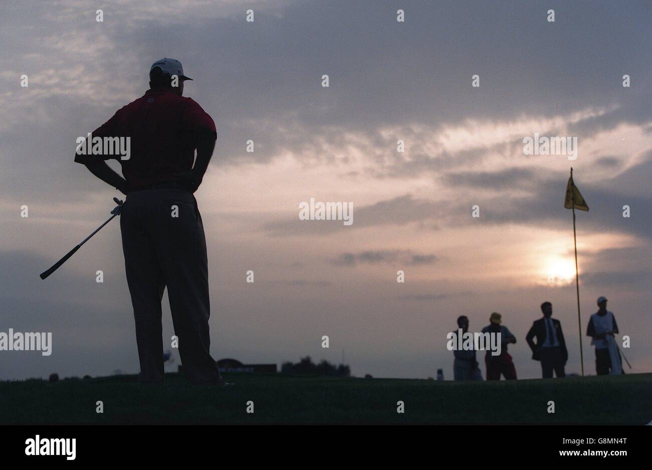 Golf - Ryder Cup - Europa / USA - Valderrama Golf Club, Spanien. Der US-amerikanische Tom Lehman (links) legt einen Putt auf das 11. Grün, während das Licht zu verblassen beginnt Stockfoto