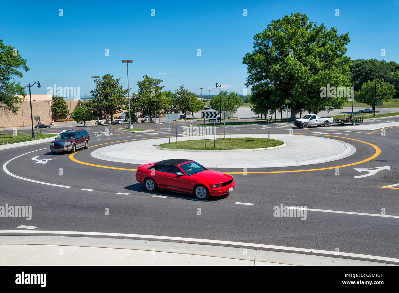 Kreisverkehr mit Fahrzeugen, die um ihn herum gehen.  Horizontalen Schuss Stockfoto