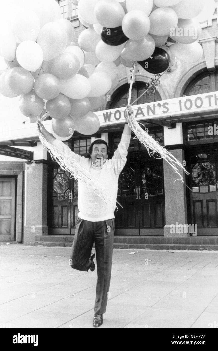 Terry Wogan kehrt aus dem Urlaub zu seiner 100. Show zurück. Er wird Hunderte von Ballons vom Dach des BBC TV Theatre in einer spektakulären Eröffnungssequenz für die Folge veröffentlichen. Stockfoto