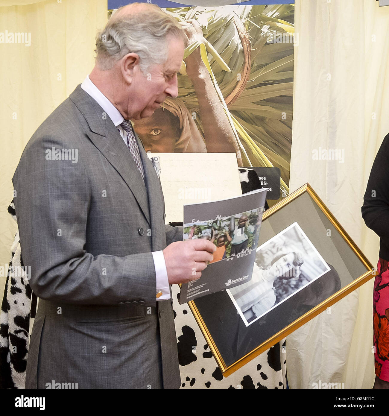 Ein zuvor ungesehenes und als Privatfoto von Queen Elizabeth II, das der Fotograf Lawrence Audrain 1939 aufgenommen hat, wird dem Prince of Wales bei der internationalen Entwicklungshilfsorganisation Send a Cow's Headquarters in Newton St Loe, Bath, überreicht. Stockfoto