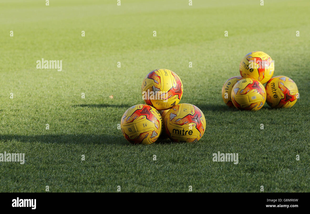 Rotherham United / Charlton Athletic - Sky Bet Championship - AESSEAL New York Stadium. Eine allgemeine Ansicht der Mitre-Fußbälle auf dem Spielfeld vor dem Anpfiff Stockfoto