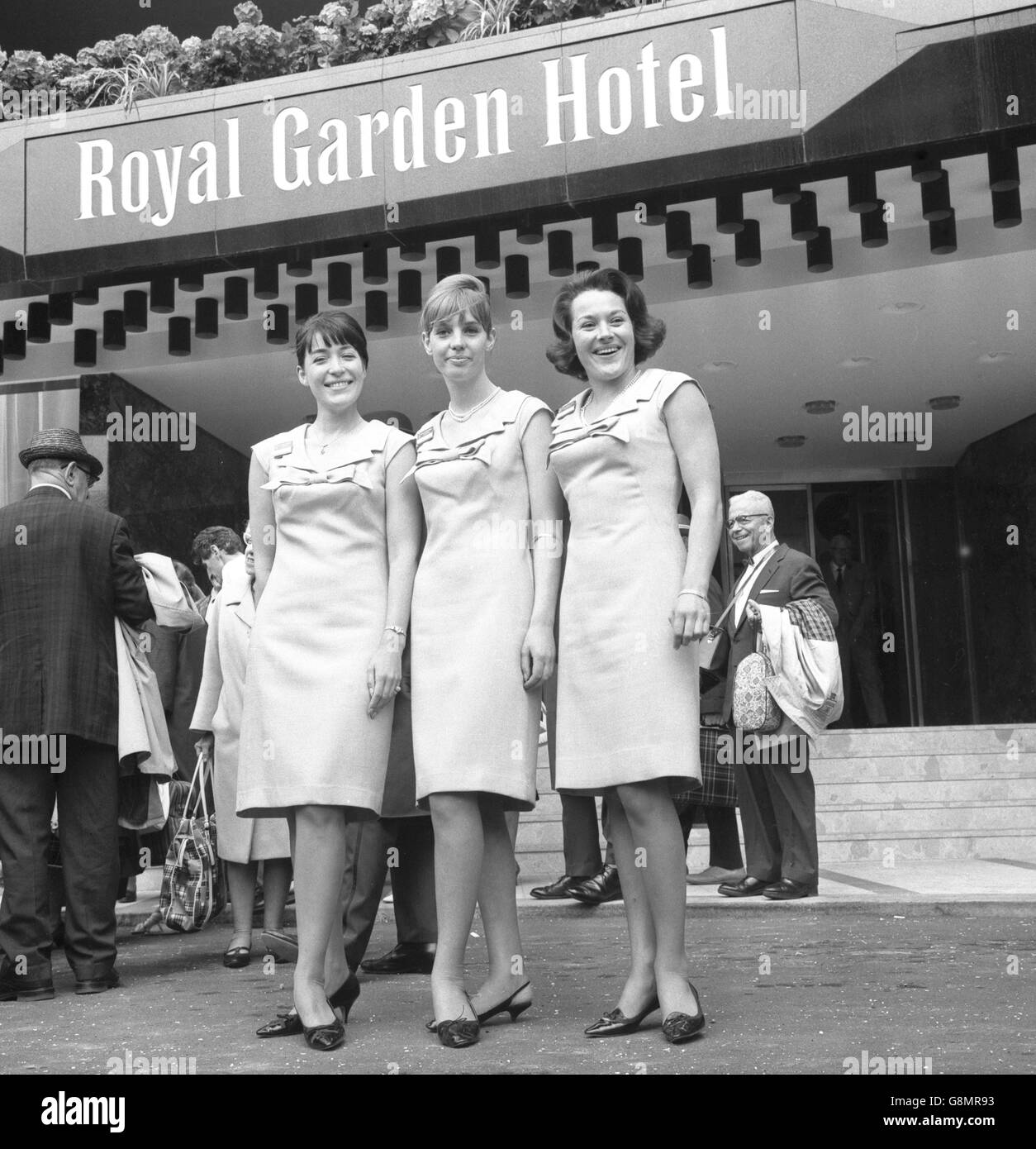(l-r) Susan Capel, 26, Jane Mallett, 23, und Vivienne Burness, 24, die als Hotelführer im neuen Royal Garden Hotel in der Nähe von Kensington Gardens ausgewählt wurden. Sie wurden aufgrund ihres Aussehens, Charmes, ihrer Art und ihrer Persönlichkeit ausgewählt. Stockfoto