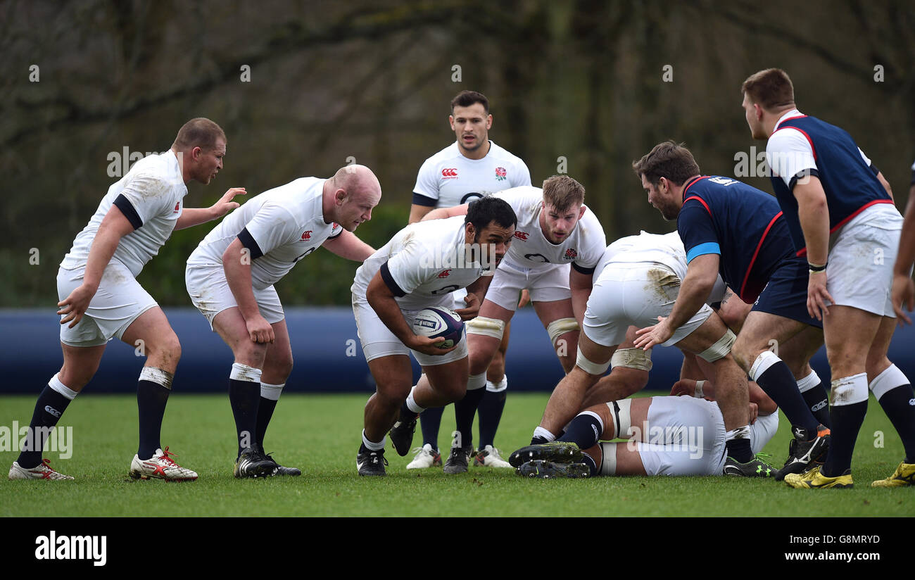 Englands Billy Vunipola (Mitte), Dan Cole (2. Links), Dylan Harltey (links) und George Kruis (5. Links) während eines Trainings im Pennyhill Park, Bagshot. Stockfoto