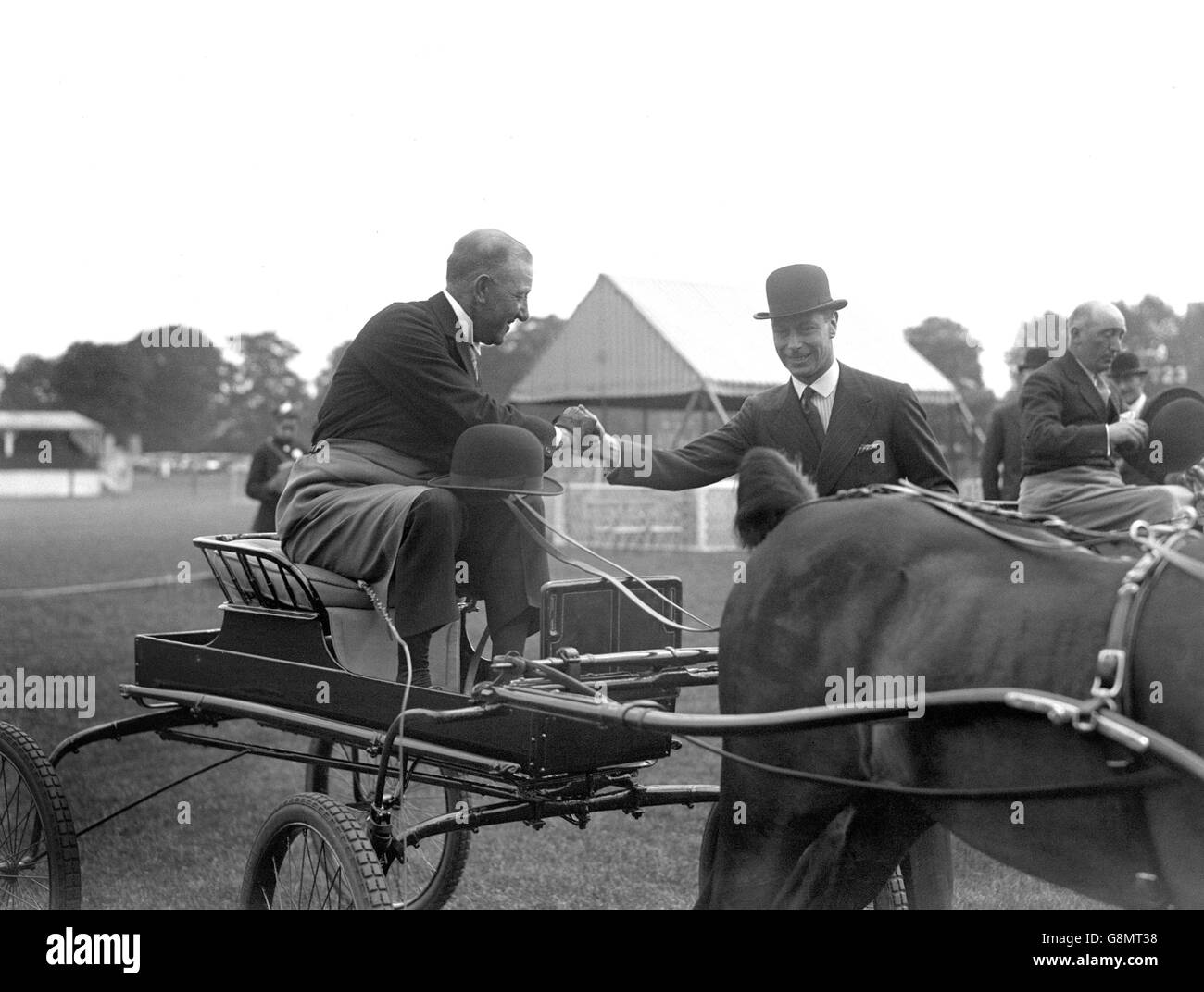 Der Duke of York gratuliert einem Gewinner in der Klasse für Harness Ponys auf der Richmond Horse Show. Stockfoto