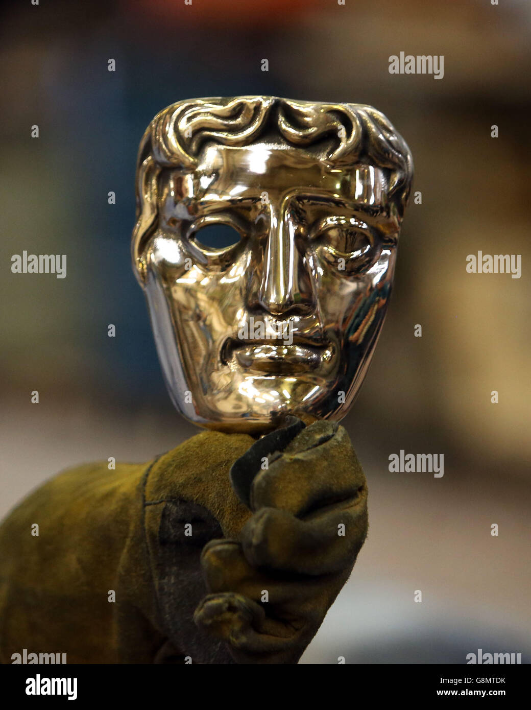 Eine BAFTA-Maske, die in New Pro Foundries in West Drayton, Middlesex, handgefertigt wurde, steht im Vorfeld der Zeremonie später in diesem Monat. Stockfoto