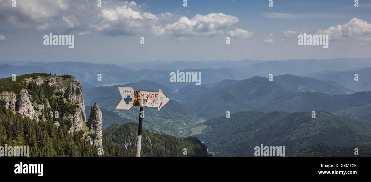 Zeichen an der Spitze des Ceahlau-Gebirges, Rumänien Stockfoto