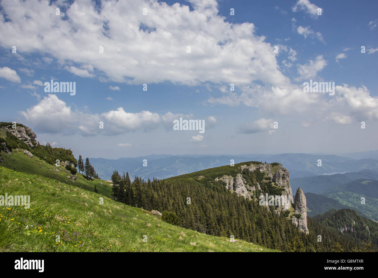 Aussicht vom Gipfel des Ceahlau-Gebirges in Rumänien Stockfoto