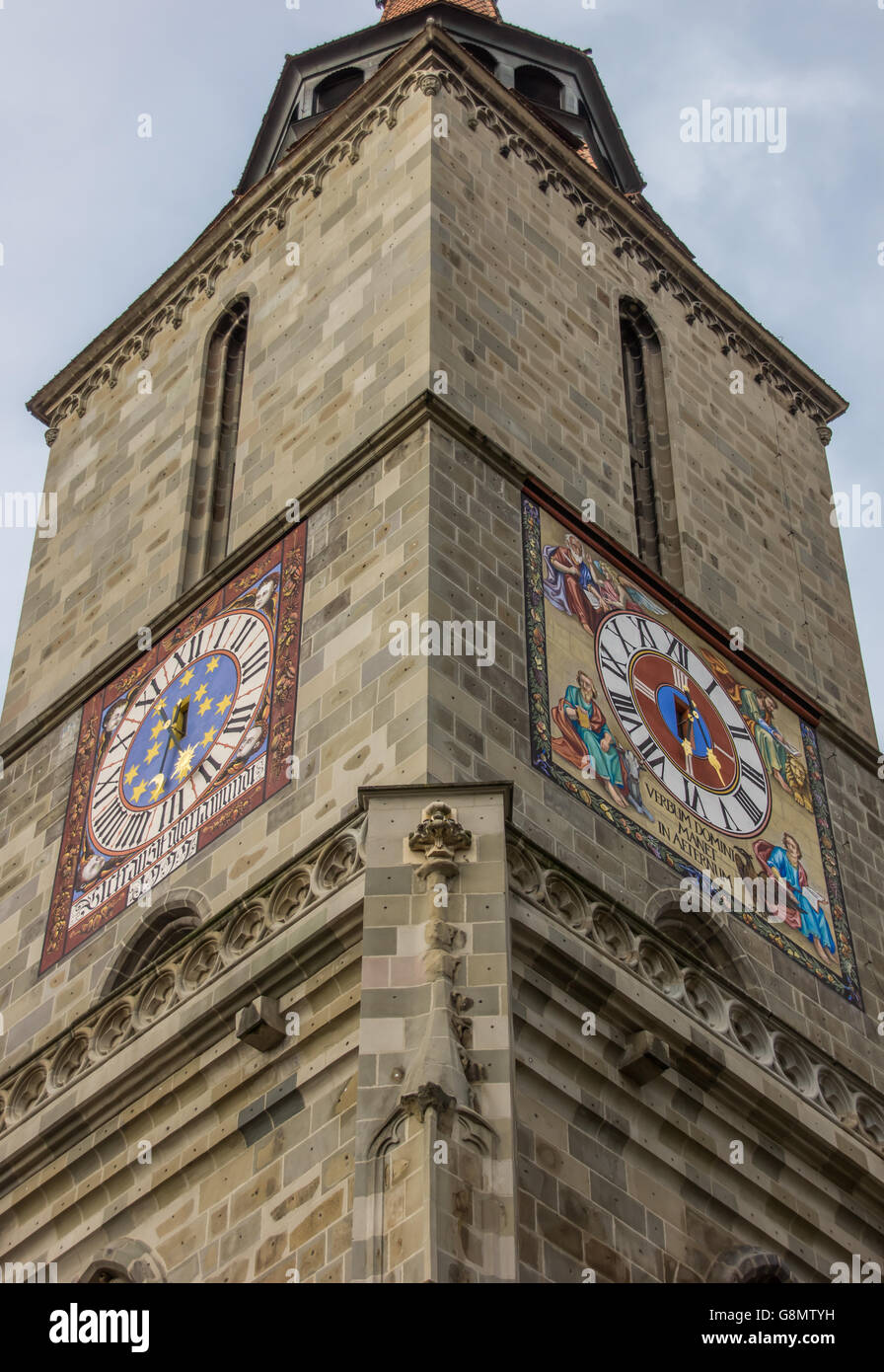 Turm und Uhren der Schwarzen Kirche in Kronstadt, Rumänien Stockfoto
