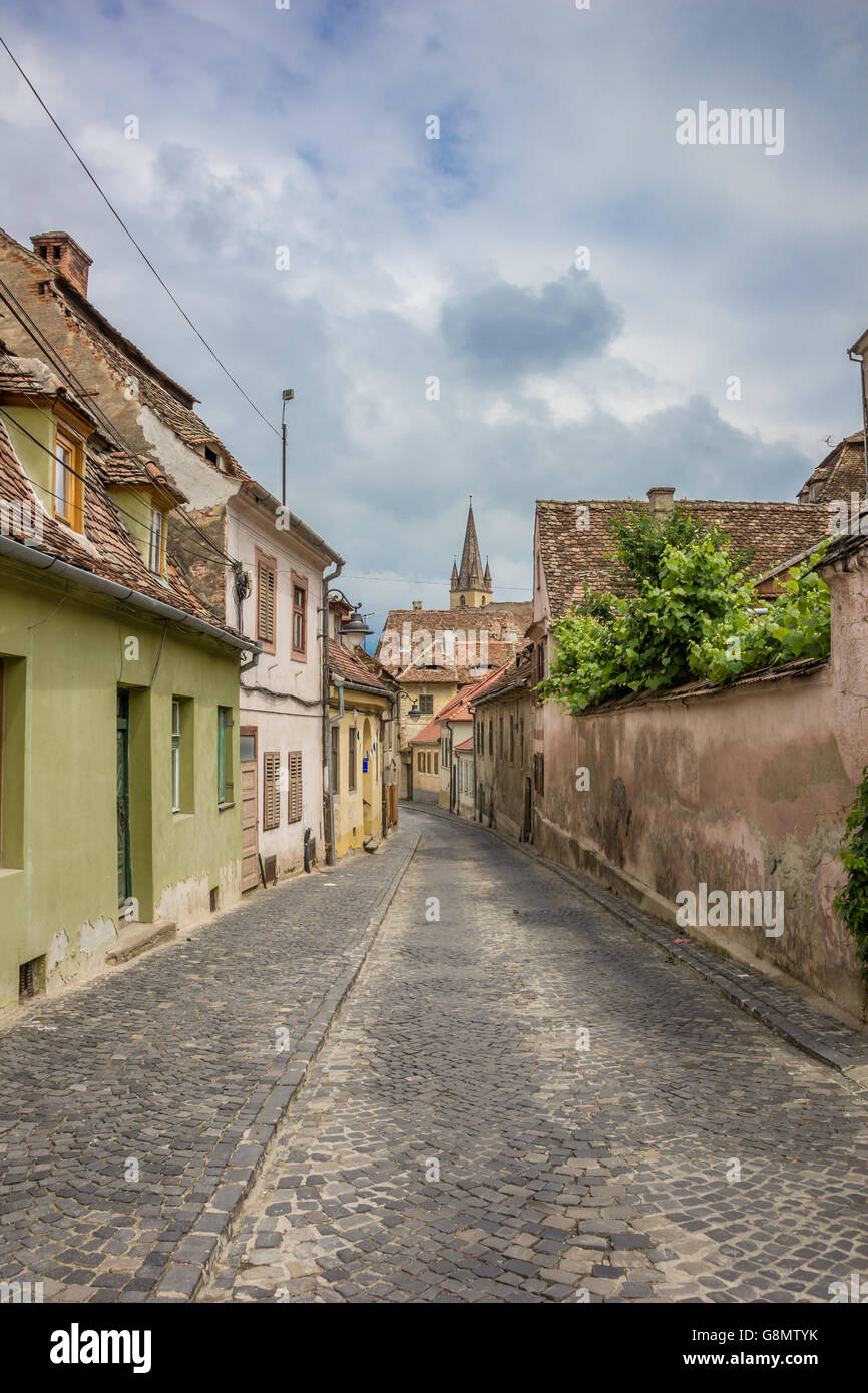 Bunte Straße im historischen Zentrum von Sibiu, Rumänien Stockfoto