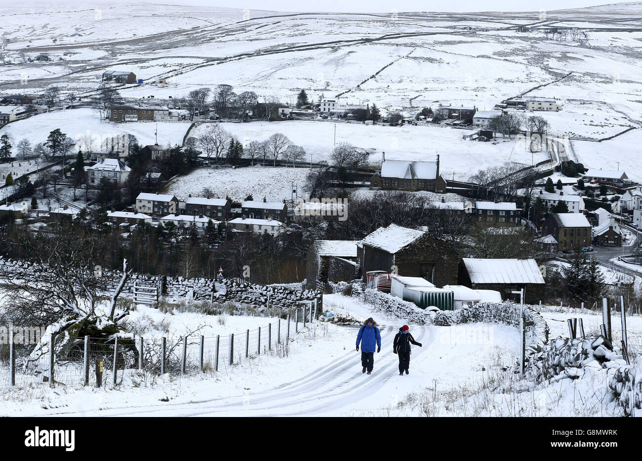 Der Winter kehrt zurück, als Martin und Val aus Lincolnshire im Urlaub bei Nenthead an der Grenze zwischen Cumbria und Northumberland einen Spaziergang im Schnee Unternehmen, nachdem der Sturm Imogen Großbritannien mit Hurrikan-Windgeschwindigkeiten von fast 100 km/h heimgesucht hatte. Stockfoto