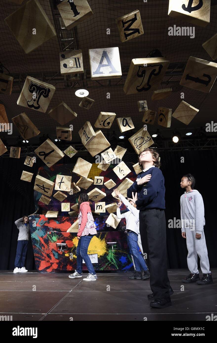Kinder erkunden die gigantische Satchelinstallation von 'Crunchem Catchem Spellem', die vom Bühnenbildner Rob Howell entworfen wurde und auf Matilda, dem Musical basiert, während der Eröffnung des jährlichen Imagine Children's Festivals des Southbank Centre im Southbank Centre, London, Die das hundertjährige Bestehen von Roald Dahl mit einer Reihe von Veranstaltungen und Installationen zum Thema Roald Dahl feiern wird. Stockfoto