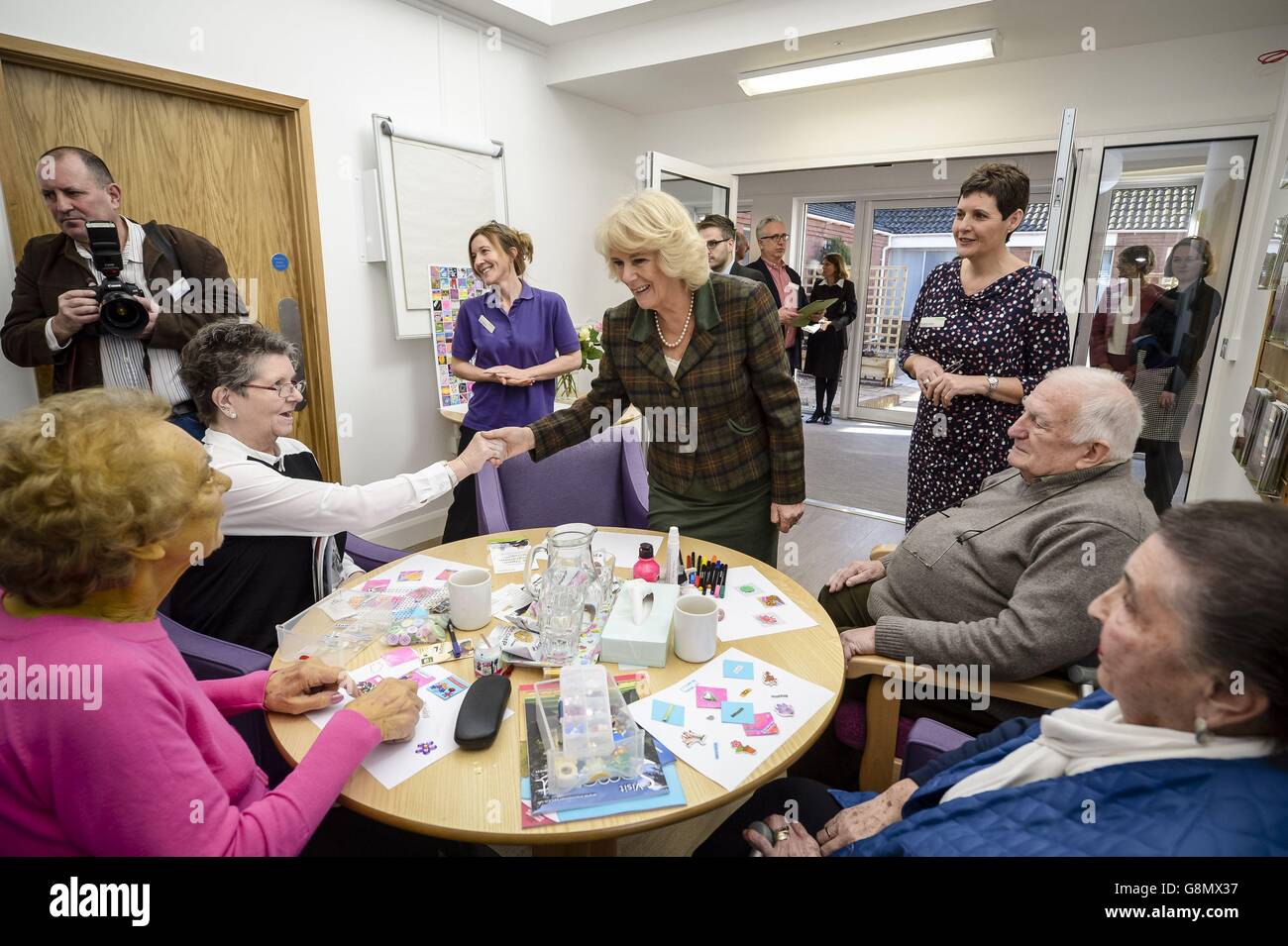 Die Herzogin von Cornwall trifft Mitarbeiter und Patienten bei einem Besuch in der neuen Einrichtung des Prospect Hospice im Savernake Hospital in Marlborough, Wiltshire, die Patienten, Betreuern und Familien, die mit terminalen Krankheiten zu tun haben, betreut und unterstützt. Stockfoto